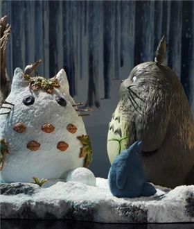 Totoro play in the snowfield
