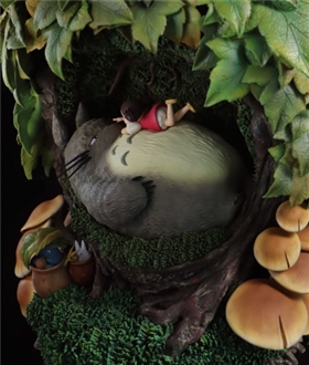 Totoro rest in the tree hole
